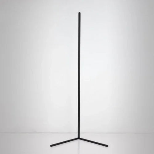 Schwarzer dreibeiniger Metallständer auf weißem Hintergrund, minimalistisches Design, Zubehör