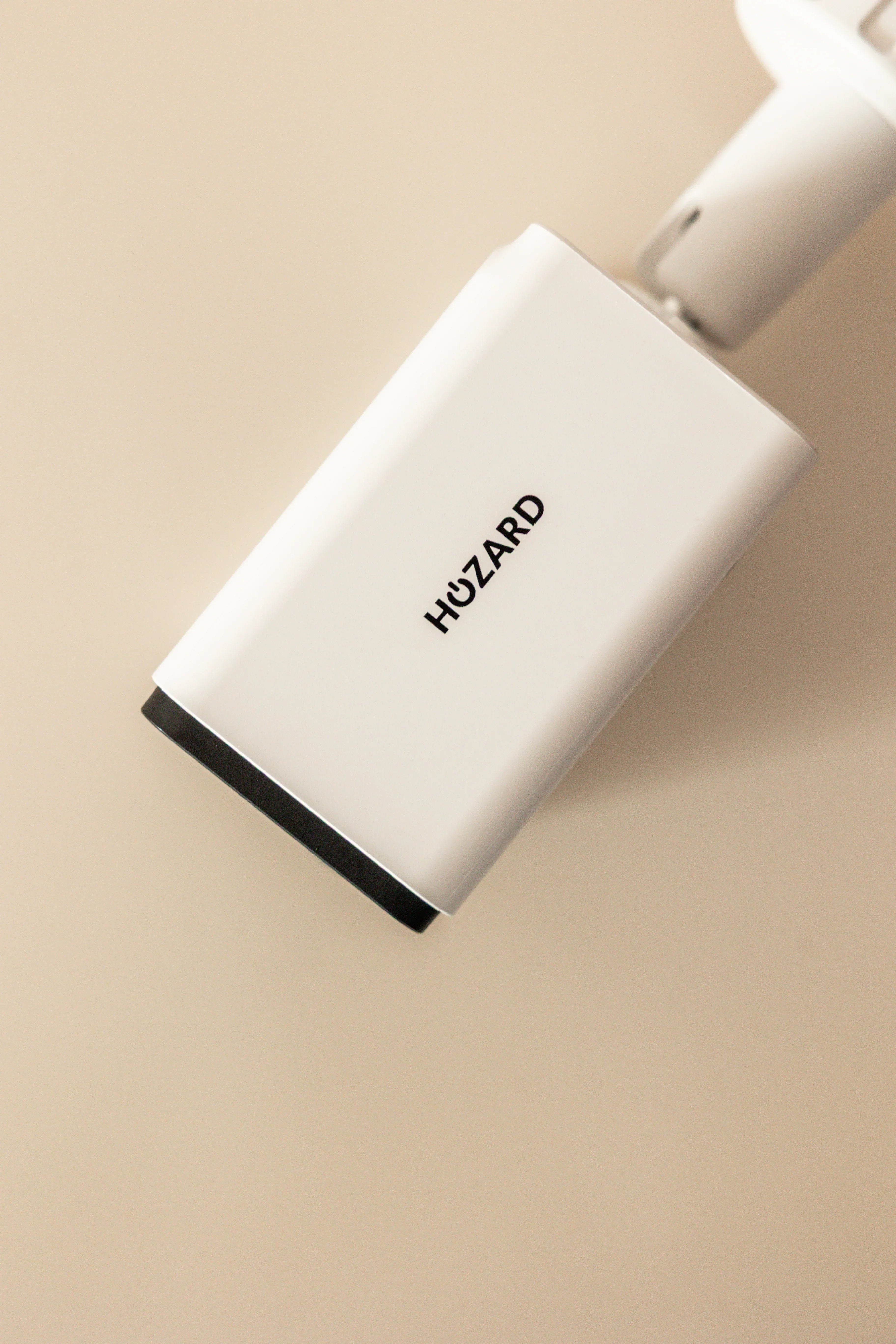 Moderne, weiße Alarmanlage HUZARD an heller Wand, Sicherheitsgerät Detailaufnahme