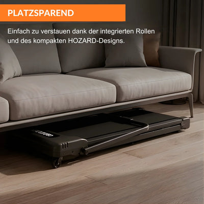 Kompaktes, faltbares Laufband mit Rollen platzsparend unter einem Sofa im Wohnzimmer verstaut.