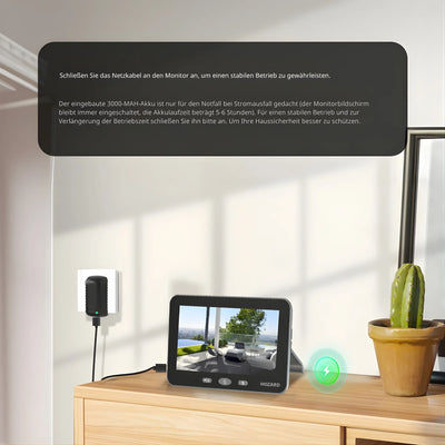 Monitor einer modernen Alarmanlage mit WLAN-Anzeige auf Holztisch neben Kaktus und Steckdose