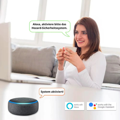 Frau aktiviert mit Alexa-Sprachbefehl ein smartes Sicherheitssystem im Wohnzimmer, kompatibel mit Google Assistant.