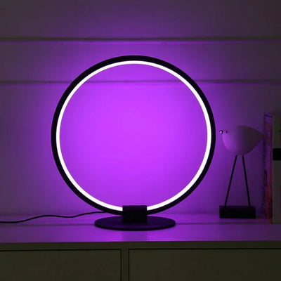 Moderne runde LED-Tischlampe mit lila Licht auf Sideboard, stilvolles Wohnaccessoire