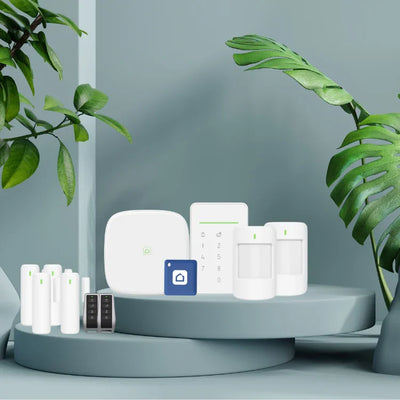Modernes Alarmsystem Set mit Sensoren, Zentrale, Keypads und Fernbedienungen auf Podest, Wohnung