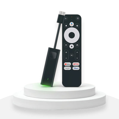 Schwarzer Streaming-Stick mit USB-Anschluss und Fernbedienung auf weißem Podest, Smart-TV Zubehör