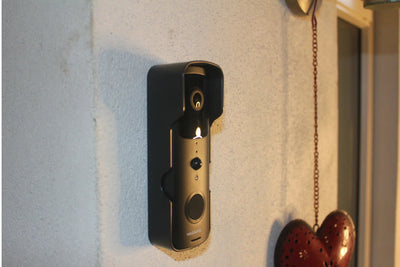 Video-Türklingel mit Kamera und Bewegungssensor an Hauswand neben Fenster montiert