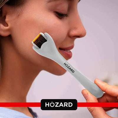 Frau verwendet Microneedling Roller mit feinen Nadeln zur Gesichtspflege