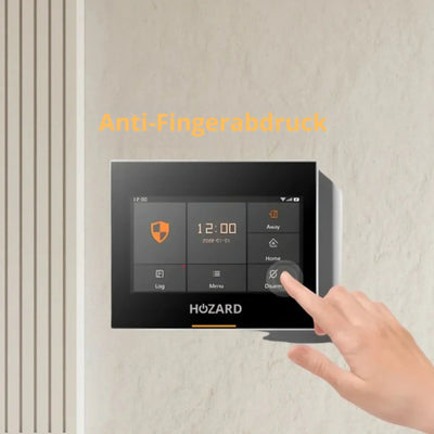 Moderne Alarmanlagen-Bedienung an der Wand, Finger tippt auf Anti-Fingerabdruck-Touchscreen