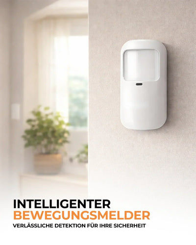 Moderner, weißer Bewegungsmelder an Innenwand für intelligente Alarmanlage, unscharfes Fenster im Hintergrund.