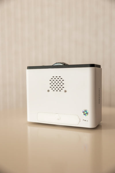 Moderne, weiße Alarmanlage mit Lautsprechergitter auf Tisch, Wohnumgebung, Hozard sichtbar