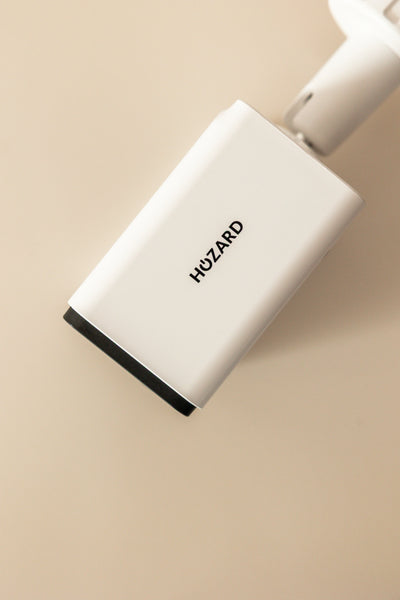 Moderne, weiße Alarmanlage HUZARD an heller Wand, Sicherheitsgerät Detailaufnahme